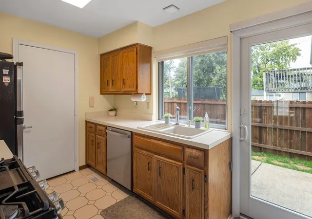 Photo 4 of Single family home for sale at 238 E Briarcliff Rd, Bolingbrook, IL 60440 | MLS# 12776091 | Listing updated on 2026-10-22