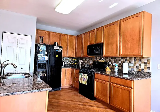 Photo 3 of Townhouse for sale at 1819 Crenshaw Cir, Vernon Hills, IL 60061 | MLS# 12776110 | Listing updated on 2026-10-07