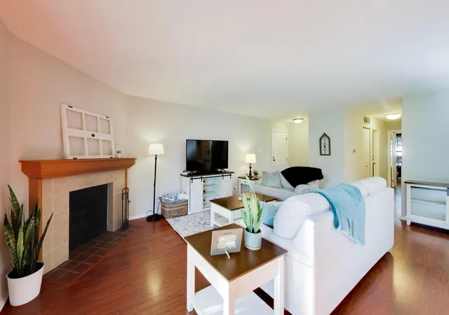 Photo 3 of Townhouse for sale at 265 Wilmette Ct #B1, Schaumburg, IL 60193 | MLS# 12776121 | Listing updated on 2026-10-06