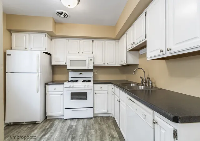 Photo 4 of Townhouse for sale at 606 S Milwaukee Ave #B, Libertyville, IL 60048 | MLS# 12776124 | Listing updated on 2026-10-21