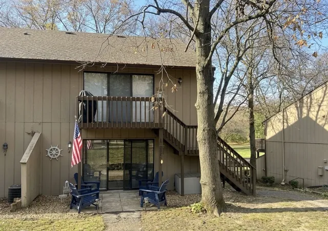 Listing Photo 1 - Condo for sale in building located at 17 Saint Thomas Colony, Fox Lake, IL 60020 - Unit #4