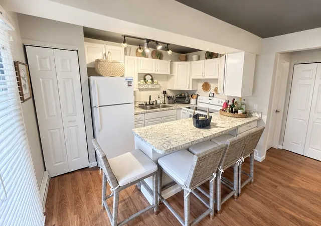 Listing Photo 3 - Condo for sale in building located at 17 Saint Thomas Colony, Fox Lake, IL 60020 - Unit #4