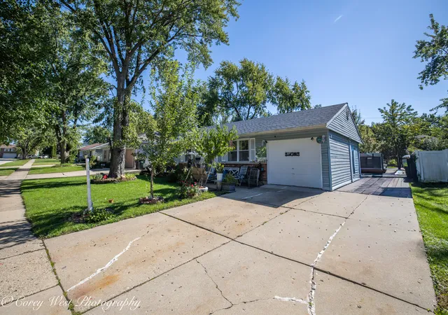 Photo 3 of Single family home for sale at 806 N Stowell Ave, Streamwood, IL 60107 | MLS# 12776133 | Listing updated on 2026-10-07