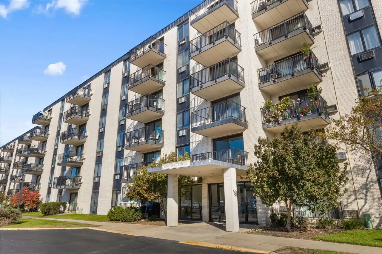 Listing Photo 2 - Condo for sale in 9098 W Ter Dr located at 9098 W Ter Dr, Niles, IL 60714 - Unit #6E