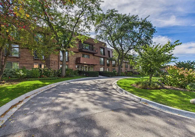 Listing Photo 1 - Condo for sale in building located at 3900 Dundee Rd, Northbrook, IL 60062 - Unit #305