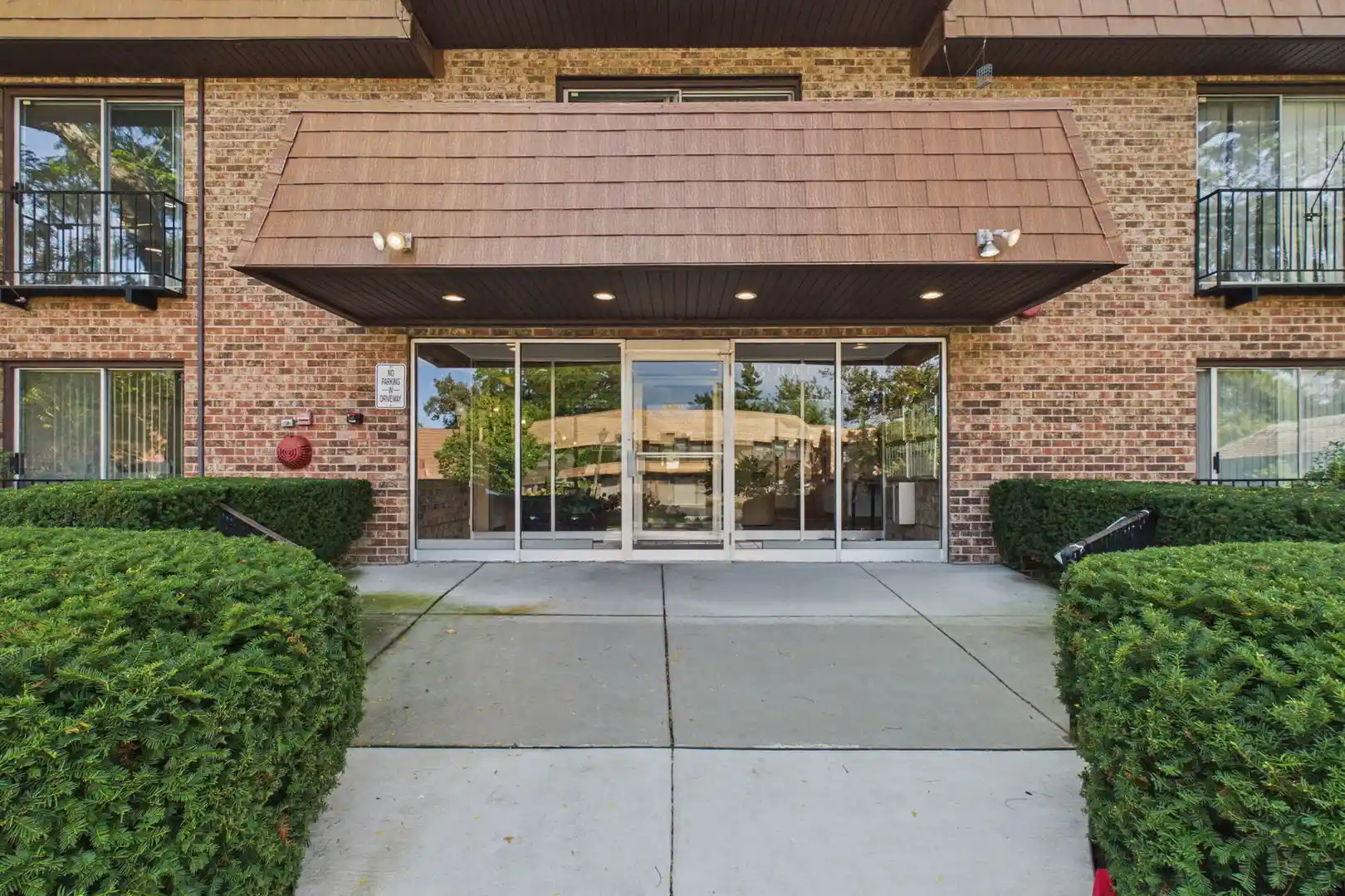 Listing Photo 2 - Condo for sale in 3900 Dundee Rd located at 3900 Dundee Rd, Northbrook, IL 60062 - Unit #305