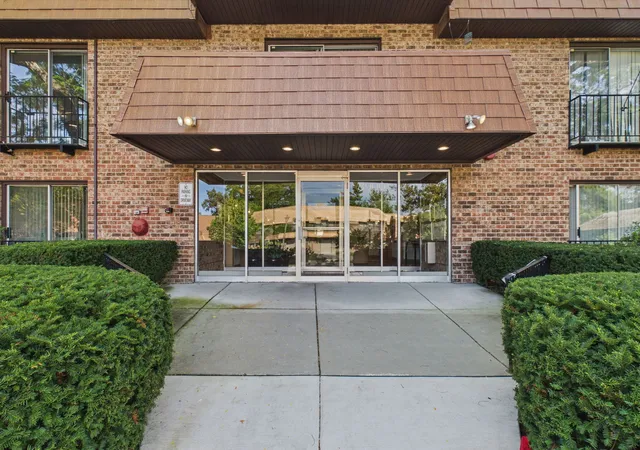 Listing Photo 2 - Condo for sale in building located at 3900 Dundee Rd, Northbrook, IL 60062 - Unit #305