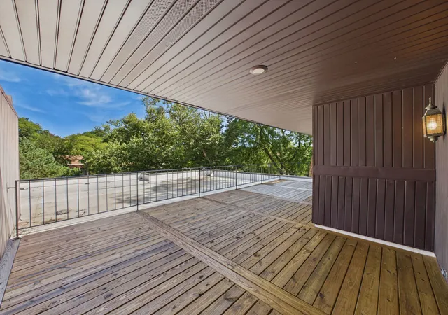 Listing Photo 3 - Condo for sale in building located at 3900 Dundee Rd, Northbrook, IL 60062 - Unit #305