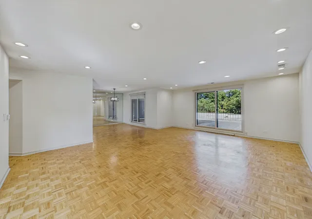 Listing Photo 5 - Condo for sale in building located at 3900 Dundee Rd, Northbrook, IL 60062 - Unit #305