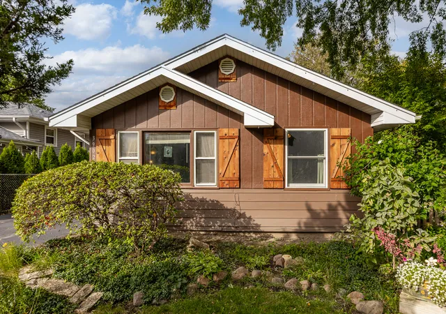 Photo 2 of Single family home for sale at 3902 N Adams St, Westmont, IL 60559 | MLS# 12776185 | Listing updated on 2026-10-23