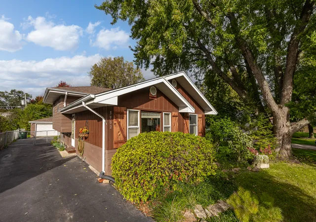 Photo 4 of Single family home for sale at 3902 N Adams St, Westmont, IL 60559 | MLS# 12776185 | Listing updated on 2026-10-23
