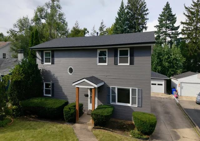 Photo 2 of Single family home for sale at 829 E Evergreen St, Wheaton, IL 60187 | MLS# 12776186 | Listing updated on 2026-10-03