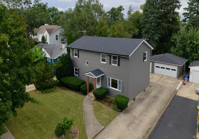Photo 3 of Single family home for sale at 829 E Evergreen St, Wheaton, IL 60187 | MLS# 12776186 | Listing updated on 2026-10-03