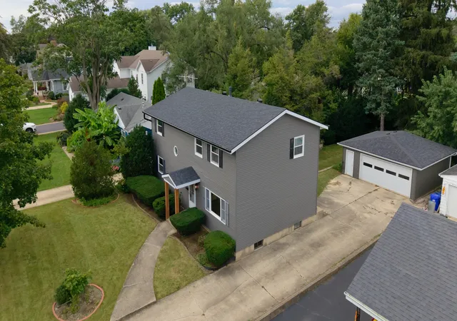 Photo 3 of Single family home for sale at 829 E Evergreen St, Wheaton, IL 60187 | MLS# 12776186 | Listing updated on 2026-10-03