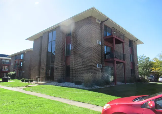 Photo 2 of Condo for sale at 15700 Terrace Dr #1, Oak Forest, IL 60452 | MLS# 12776235 | Listing updated on 2026-10-03