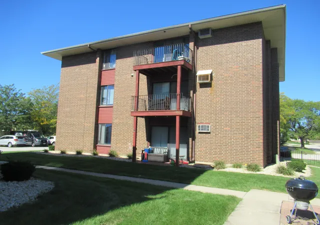 Listing Photo 4 - Condo for sale in building located at 15700Th Ter Dr, Oak Forest, IL 60452 - Unit #1