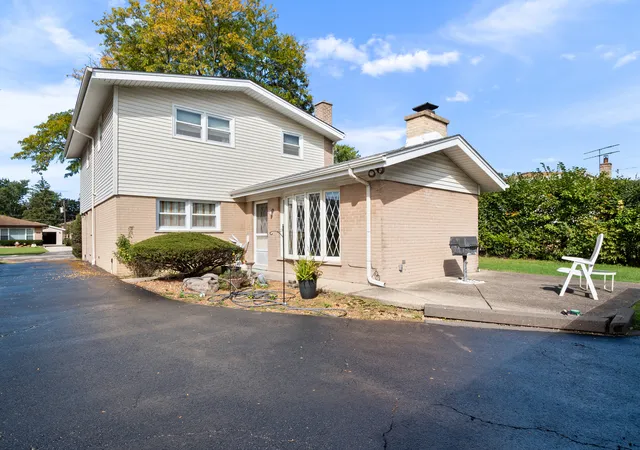 Photo 4 of Single family home for sale at 9429 Ozark Ave, Morton Grove, IL 60053 | MLS# 12776248 | Listing updated on 2026-10-07