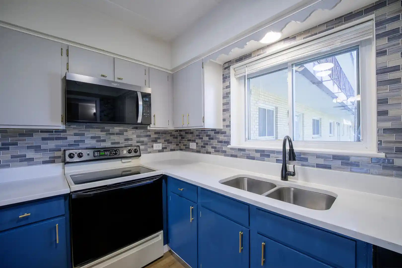 Listing Photo 2 - Condo for sale in 3N550 Crown Rd located at 3N550 Crown Rd, Elmhurst, IL 60126 - Unit 3n550 Crown Rd