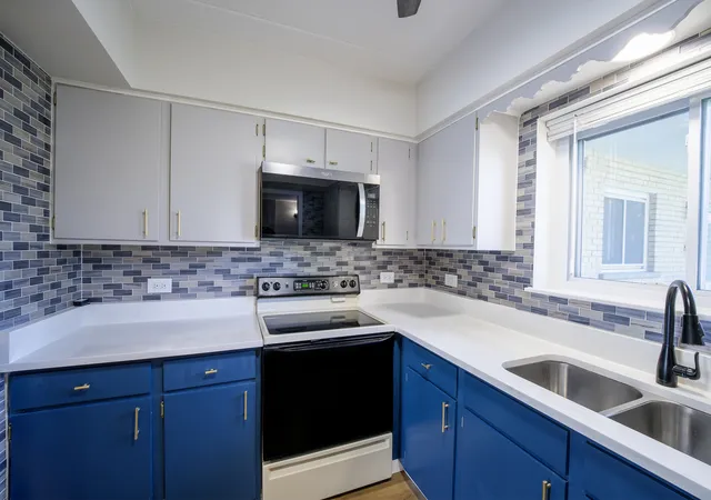 Listing Photo 4 - Condo for sale in building located at 3N550 Crown Rd, Elmhurst, IL 60126 - Unit #9