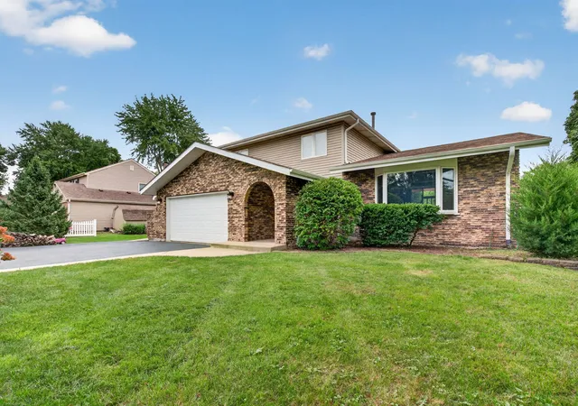 Photo 1 of Single family home for sale at 29w055 Schillinger Dr, Naperville, IL 60564 | MLS# 12776267 | Listing updated on 2026-10-03