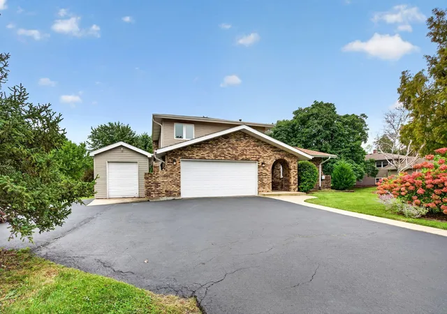 Photo 2 of Single family home for sale at 29w055 Schillinger Dr, Naperville, IL 60564 | MLS# 12776267 | Listing updated on 2026-10-03