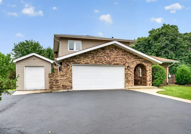 Photo 3 of Single family home for sale at 29w055 Schillinger Dr, Naperville, IL 60564 | MLS# 12776267 | Listing updated on 2026-10-03