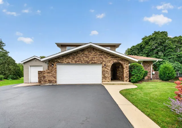 Photo 3 of Single family home for sale at 29w055 Schillinger Dr, Naperville, IL 60564 | MLS# 12776267 | Listing updated on 2026-10-03