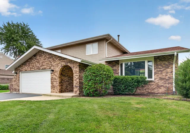 Photo 4 of Single family home for sale at 29w055 Schillinger Dr, Naperville, IL 60564 | MLS# 12776267 | Listing updated on 2026-10-03