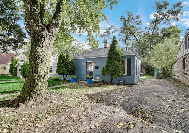 Photo 3 of Single family home for sale at 15041 Riverside Dr, South Holland, IL 60473 | MLS# 12776268 | Listing updated on 2026-10-03