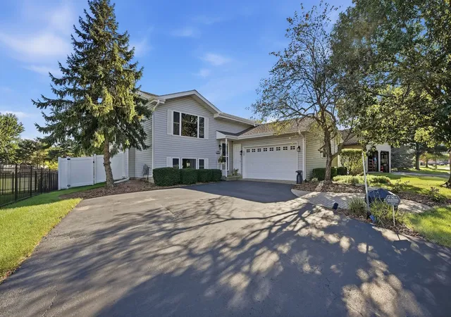 Single family home for sale at 717 Lake Ct, New Lenox, IL 60451 | MLS# 12776275