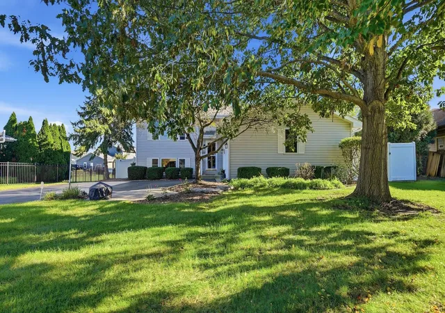 Photo 2 of Single family home for sale at 717 Lake Ct, New Lenox, IL 60451 | MLS# 12776275 | Listing updated on 2026-10-09