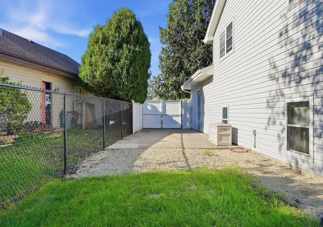 Photo 3 of Single family home for sale at 717 Lake Ct, New Lenox, IL 60451 | MLS# 12776275 | Listing updated on 2026-10-09