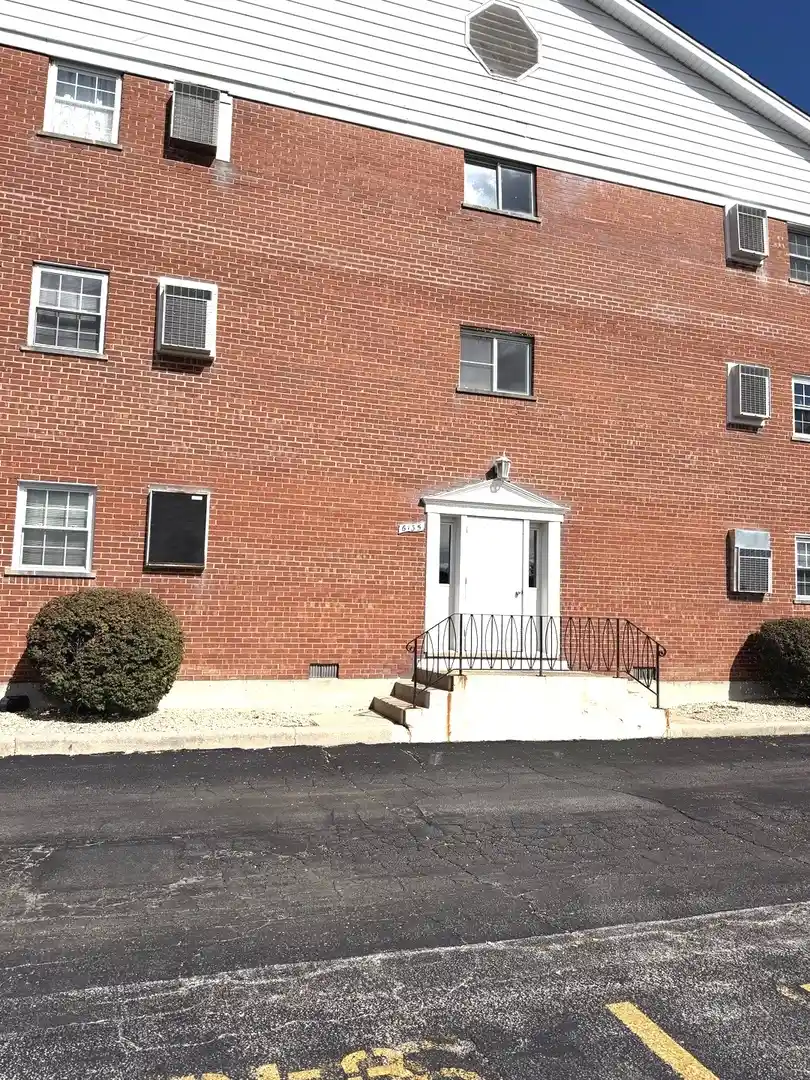 Listing Photo 1 - Condo for sale in 6135 W 94Th St located at 6135 W 94Th St, Oak Lawn, IL 60453 - Unit #A3