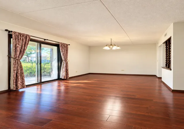 Listing Photo 4 - Condo for sale in building located at 1239 Chalet Rd, Naperville, IL 60563 - Unit #101
