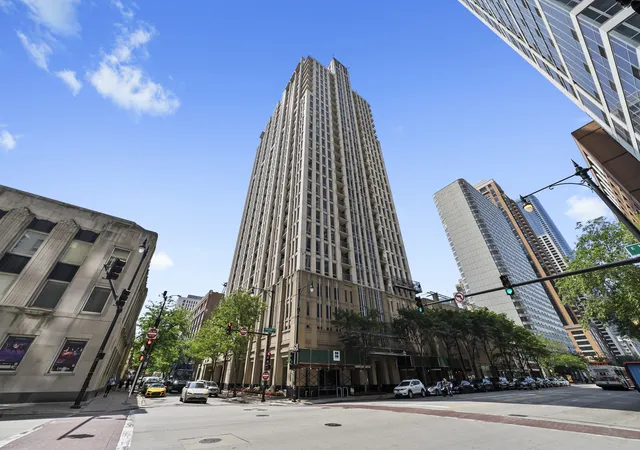 Listing Photo 1 - Condo for sale in building located at 1250 S Michigan Ave, Chicago, IL 60605 - Unit #2900