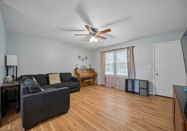 Photo 3 of Single family home for sale at 889 Kane St, South Elgin, IL 60177 | MLS# 12776324 | Listing updated on 2026-10-22