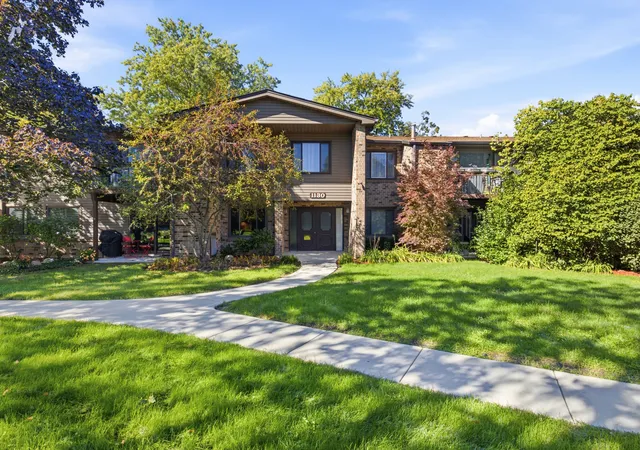 Listing Photo 1 - Condo for sale in building located at 1130 E Randville Dr, Palatine, IL 60074 - Unit #1B