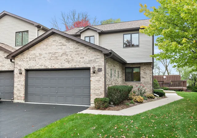 Townhouse for sale at 2121 N Juniper Ln, Arlington Heights, IL 60004 | MLS# 12776338