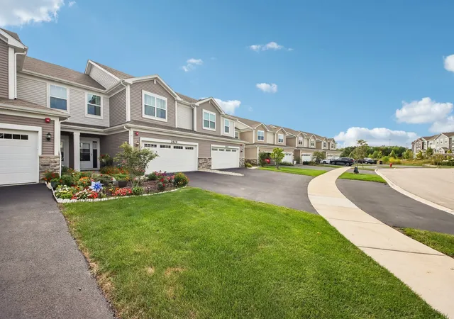 Photo 2 of Townhouse for sale at 2629 Martini St, Mundelein, IL 60060 | MLS# 12776350 | Listing updated on 2026-10-03