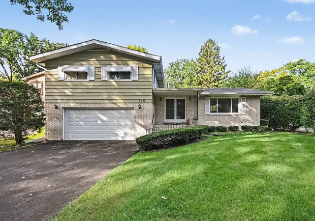 Single family home for sale at 940 Ridgeland Ave, Mundelein, IL 60060 | MLS# 12776359