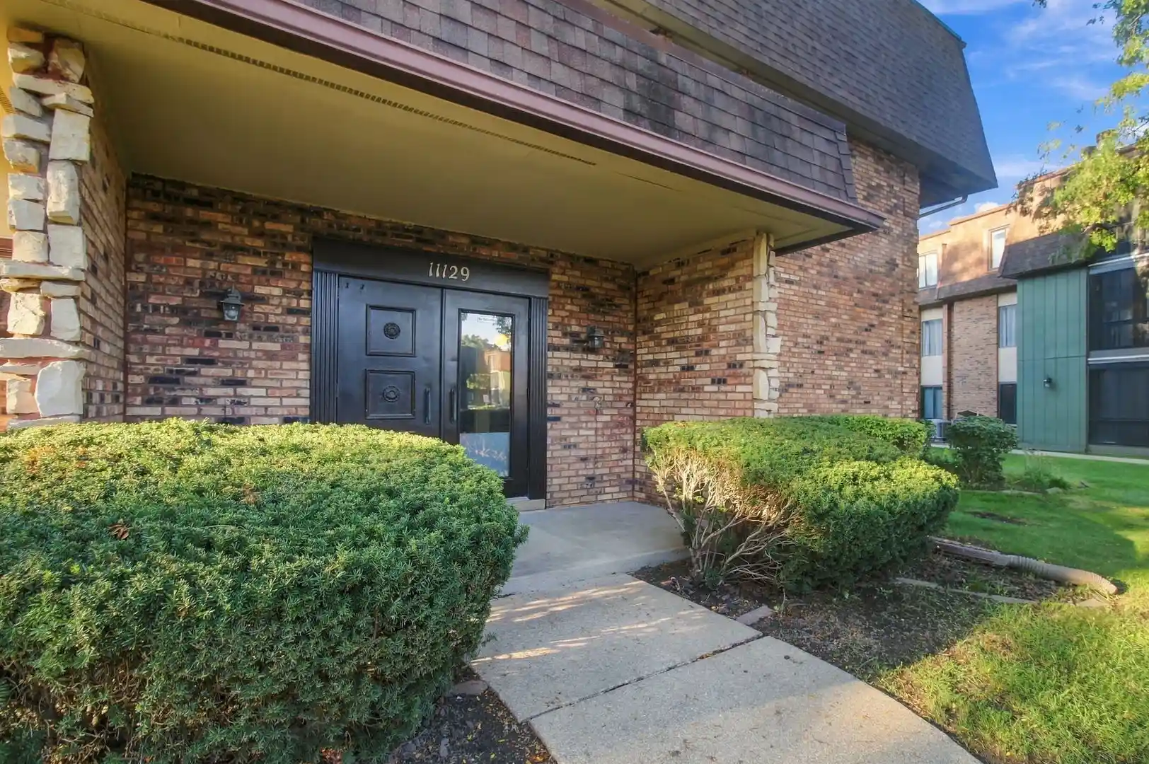 Listing Photo 2 - Condo for sale in 11129 Nw Rd located at 11129 Nw Rd, Palos Hills, IL 60465 - Unit 11129 Northwest Rd