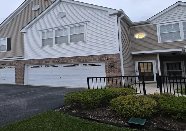 Photo 3 of Condo for sale at 37 Arboretum Dr #1, Lombard, IL 60148 | MLS# 12776384 | Listing updated on 2026-10-05