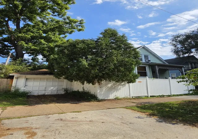 Photo 3 of Single family home for sale at 6821 N Ravenswood Ave, Chicago, IL 60626 | MLS# 12776388 | Listing updated on 2026-10-08