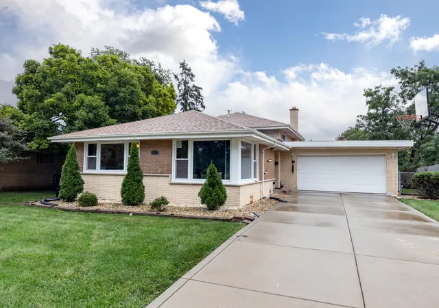 Photo 1 of Single family home for sale at 913 E 166th Street, South Holland, IL 60473 | MLS# 12776413 | Listing updated on 2026-10-05