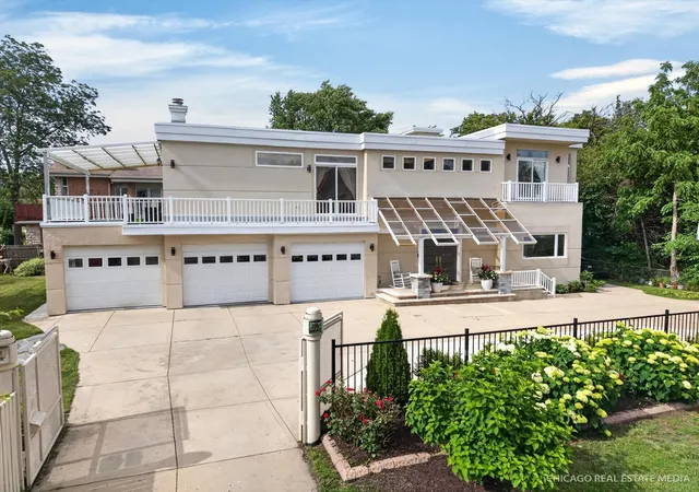 Photo 2 of Single family home for sale at 8650 W Davis St, Des Plaines, IL 60016 | MLS# 12776439 | Listing updated on 2026-10-05
