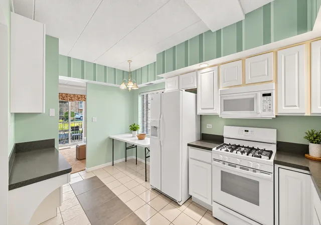 Listing Photo 5 - Condo for sale in building located at 18216 Lange St, Lansing, IL 60438 - Unit #1A