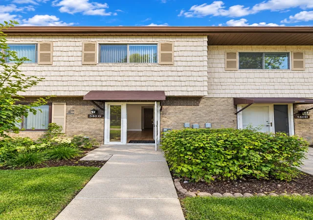 Listing Photo 1 - Condo for sale in building located at 540 W Lodge Trl, Wheeling, IL 60090 - Unit #G