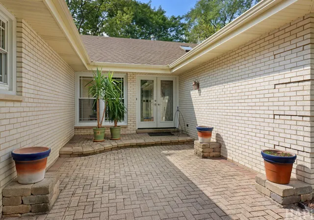 Photo 2 of Single family home for sale at 994 Commonwealth Ct, Barrington, IL 60010 | MLS# 12776584 | Listing updated on 2026-10-05