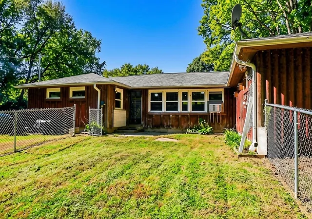 Photo 4 of Single family home for sale at 1516 Hunter St, Sterling, IL 61081 | MLS# 12776597 | Listing updated on 2026-10-07
