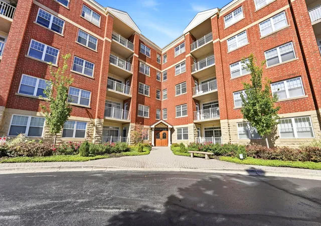 Photo 2 of Condo for sale at 1 Itasca Pl #214, Itasca, IL 60143 | MLS# 12776609 | Listing updated on 2026-10-06